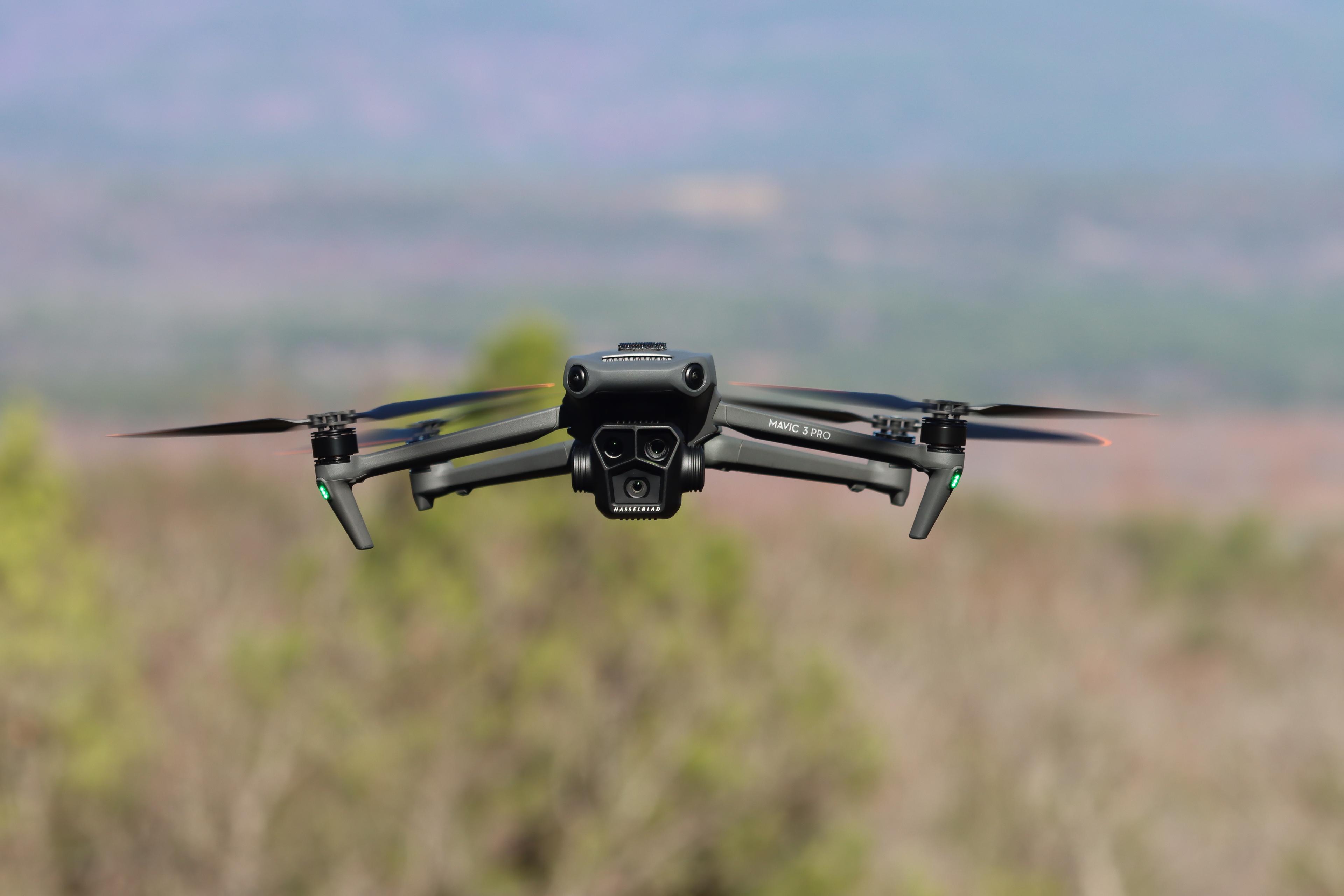 DJI Mavic 3 Pro hava çekimi — dağ manzarası önünde uçuş — BeeCopter